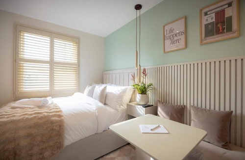 Little Venice Apartment | Standard Studio 11 at The Orange Door Little Venice