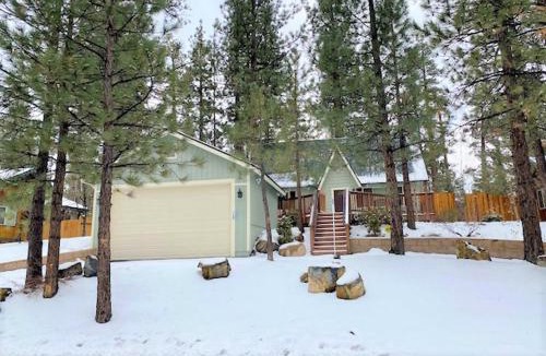 Fox Farm House | Star and Gem Cabin - Charming cabin with log accents close to the activities! Hot tub!