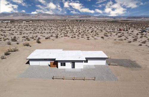 Twentynine Palms House | Star gazers with pool modern home on 5 acres!