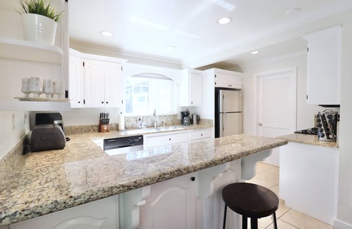 Boulder Bay Cabin | Starry Nights Lodge - Hot tub, Game Room, Walk to the Marina, Dogs Ok