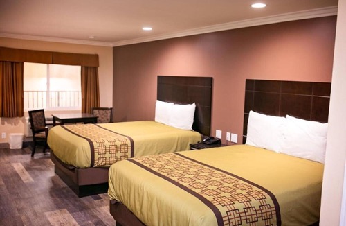 Bellflower House | Stay close to all the Southern California action in Bellflower