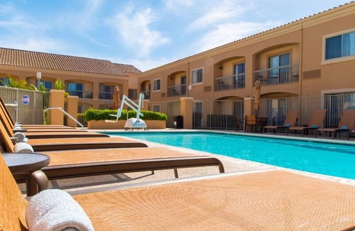 Camarillo Hotel | Stay Close to Malibu & Santa Barbara! Pool Available, Pet-friendly Stay!