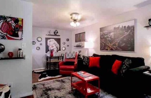Altadena House | Stay in LA LA Land at The Blue Moon Bungalow