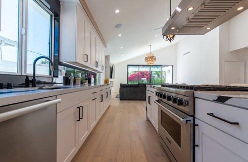 Burbank House | Stellar Home with Pool and Jacuzzi-Minutes from Universal Studios and Hollywood!