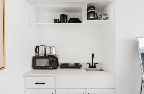 Westwood Apartment | Stellar Westwood Studio, walk to Coffee, Dining & Shops, by Blueground