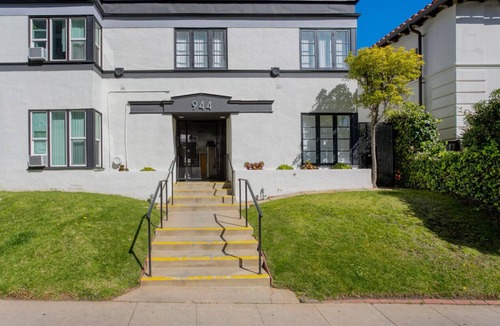 Westwood Apartment | Stellar Westwood Studio, walk to Coffee, Dining & Shops, by Blueground