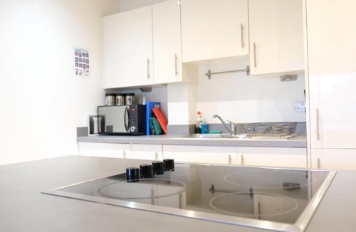 Stevenage Apartment | Stevenage New Town - Free Secure Parking by Comfy Workers