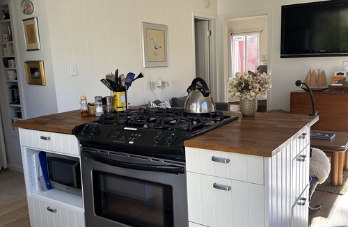 Stinson Beach Cottage | Stinson Beach Cottage - 1 Minute Walk to Beach, in Town with Amenities Galore!