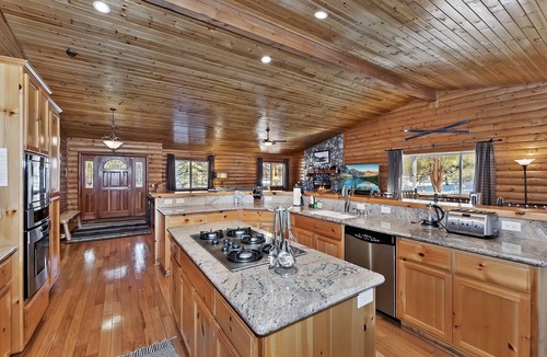 Eagle Mountain Estates Cabin | Stork and Bear Cabin by Destination Big Bear : Luxury Log Home in Eagle Mountain Estates! Pool Table!