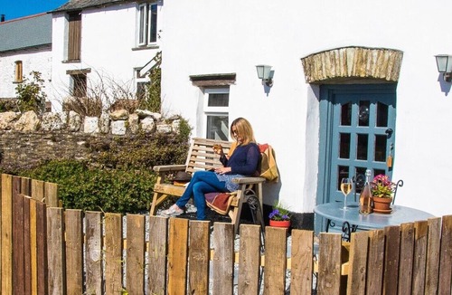 Hele Cottage | Strawfields. Fantastic rural location. Close to beaches. Games barn and Alpacas.