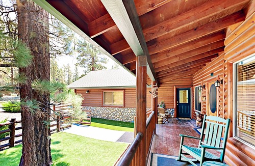 Eagle Mountain Estates House | Striking Home w/ Huge Kitchen, Fireplaces, Hot Tub & Outdoor Fire Pit