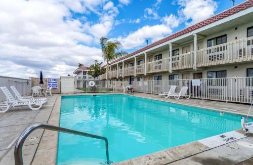 Buttonwillow Hotel | Studio 6-Buttonwillow, CA