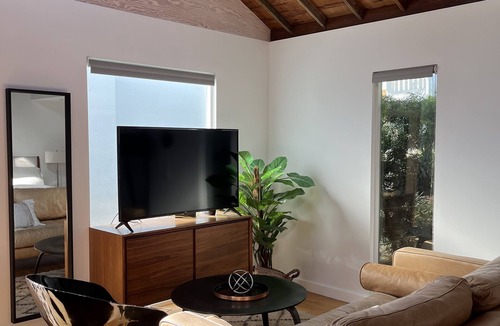 Venice Apartment | Studio Bungalow in Charming Venice Courtyard