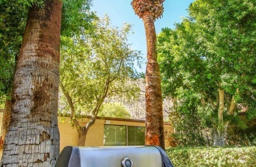 Historic Tennis Club Apartment | Studio Condo near Palm Canyon Drive