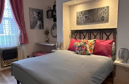 Chinatown Apartment | Studio/Deluxe double room with shower/3