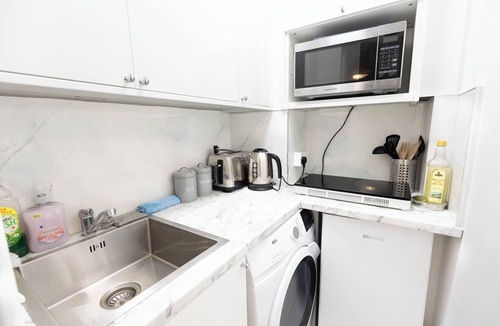 Addison Apartment | Studio Flat in Shepherd`s Bush, 2 minutes' walk away from Tube Station