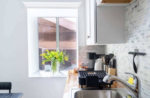 Hollywood Hills Apartment | Studio Hideaway in Beachwood