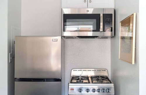 Hollywood Hills Apartment | Studio Hideaway in Beachwood