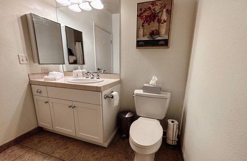 East Village Condo | Studio w/Scenic Views in Gaslamp Quarter Downtown. Two blocks from Petco Park.