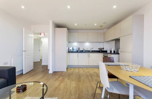 Limehouse Apartment | Stunning 1BD Apt with Balcony, Zone 2 near Canary Wharf