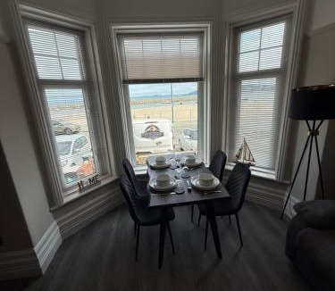 Rhos on Sea Apartment | Stunning 2 Bedroom Ground Floor Sea View Apartment