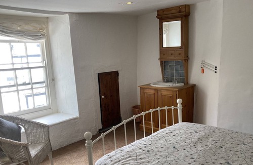 Stratton Cottage | Stunning 200 year old cottage in lovely village location