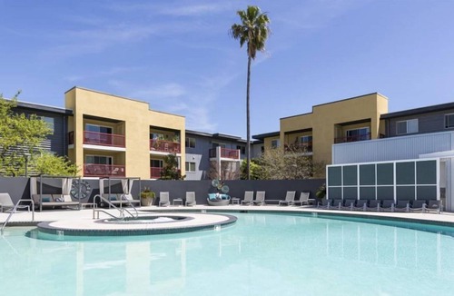 East San Mateo Condo | Stunning 2BR Condo w Gym & Pool in San Mateo
