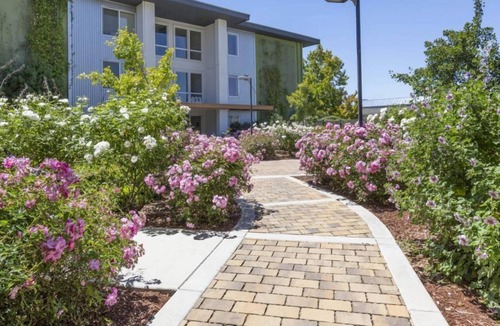 East San Mateo Condo | Stunning 2BR Condo w Gym & Pool in San Mateo