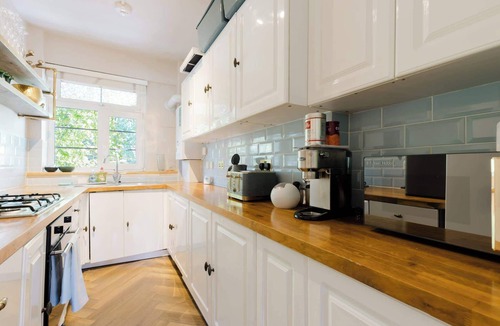 Riverside Apartment | Stunning 3BDR Retreat Near Tower Bridge