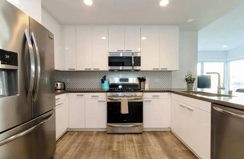 Historic Core Apartment | Stunning 3BR High-Rise Apt with Rooftop Pool, Spa & Rooftop City Skyline Views