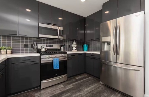 Downtown Los Angeles Apartment | Stunning 3BR High-Rise Apartment with Pool, Spa & Rooftop Views
