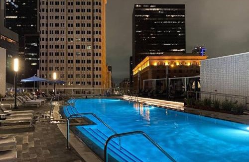 Downtown Los Angeles Apartment | Stunning 3BR High-rise with Pool, Spa & Rooftop Views