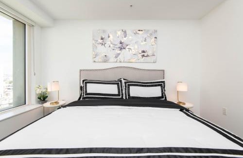 Downtown Los Angeles Apartment | Stunning 3BR High-rise with Pool, Spa & Rooftop Views
