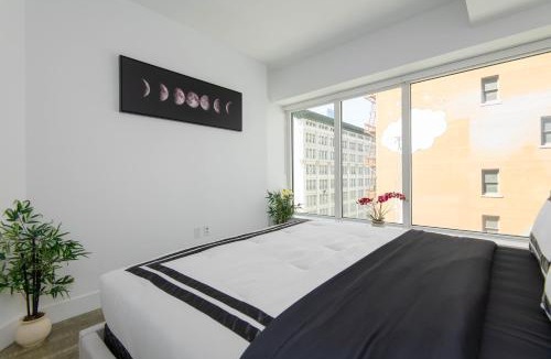 Downtown Los Angeles Apartment | Stunning 3BR High-rise with Pool, Spa & Rooftop Views