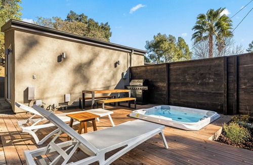 Los Angeles House | Stunning 4-bed 4-bath Mid-Century Home near Universal Studios & Hollywood Bowl