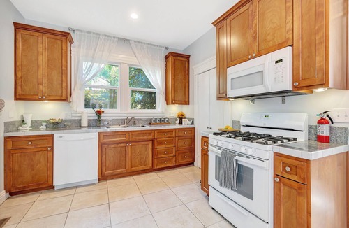 Downtown Riverside House | Stunning 4-bedroom home RIGHT Downtown Riverside with parking, WiFi and AC