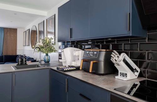Maida Vale Apartment | Stunning 4BR 3BA in the ♥️ of London ❄️ Air Con. 🌿 Private Garden | Sleeps 10