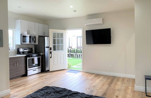 La Brea House | Stunning 4BR w/Pool in West Hollywood - 5 Min Walk to The Grove