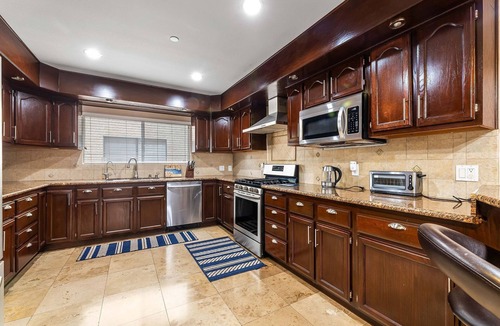 Downey House | Stunning 6BR Sanctuary Home in Downey