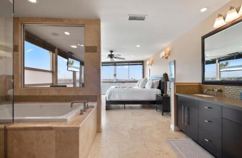 Central Mission Beach House | Stunning Bayfront condo with gorgeous views, garage, massive roof deck & AC - dogs welcome!