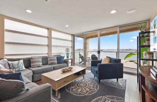 Central Mission Beach House | Stunning Bayfront condo with gorgeous views, garage, massive roof deck & AC - dogs welcome!