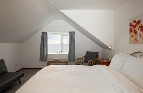 Bognor Regis Apartment | Stunning Beachfront Apt w Balcony & Sea Views