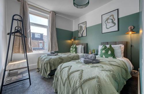 Southsea House | Stunning Design 3-Bedroom Townhouse Retreat in Southsea, Sleeps 8, Chic and Spacious with Free Parking Permit, SUMMER SPECIAL OFFER AVAILABLE! - by Blue Puffin Stays