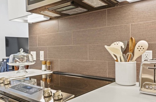 Historic Core Apartment | Stunning DTLA Gem 2bed w/pool, gym, & parking