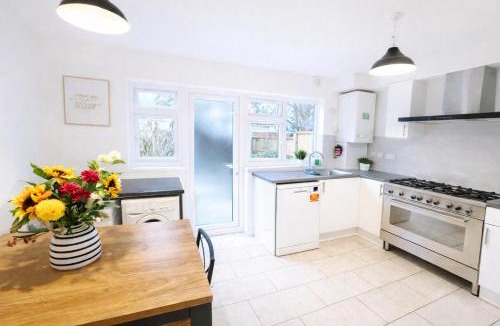 Custom House House | Stunning four bedroom house close to Excel, O2 & Central London with free parking