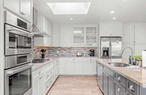 Valencia House | Stunning Home, King Beds, BBQ -Magic Mountain