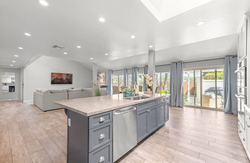 Valencia House | Stunning Home, King Beds, BBQ -Magic Mountain