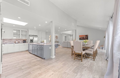 Valencia House | Stunning Home, King Beds, BBQ -Magic Mountain