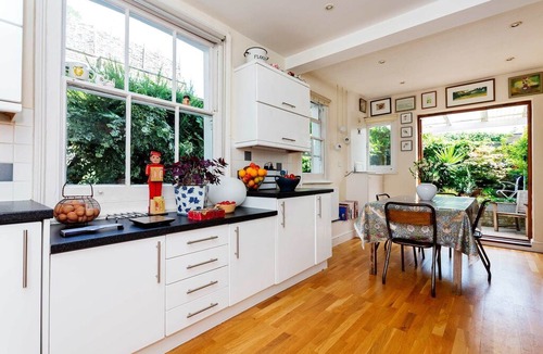 Ravenscourt Park House | Stunning home with garden located on a quiet street near Ravenscourt Park(veeve)