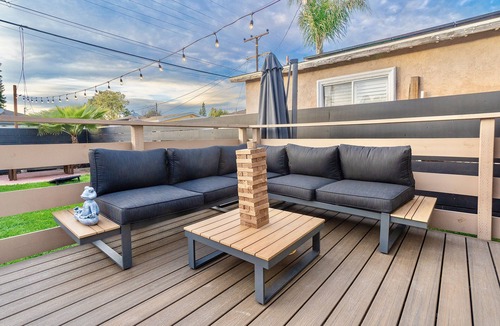 Commerce House | Stunning LA Dreams Bungalow between DTLA and Disney